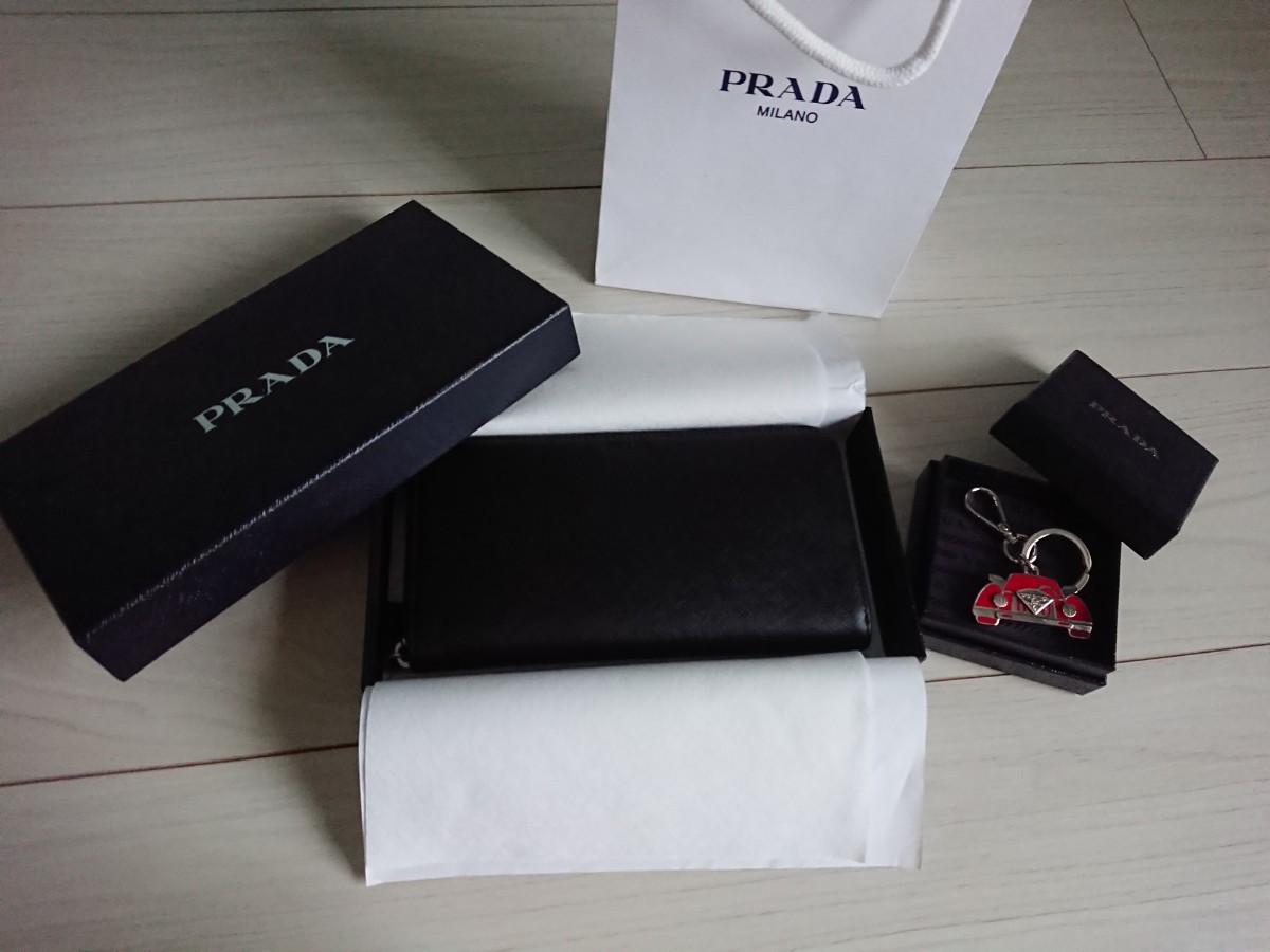 レア 新品★未使用★箱付きPRADA キーリング 車★直営店購入 プラダ キーホルダー 車モチーフ レッド×シルバー ユニセックス