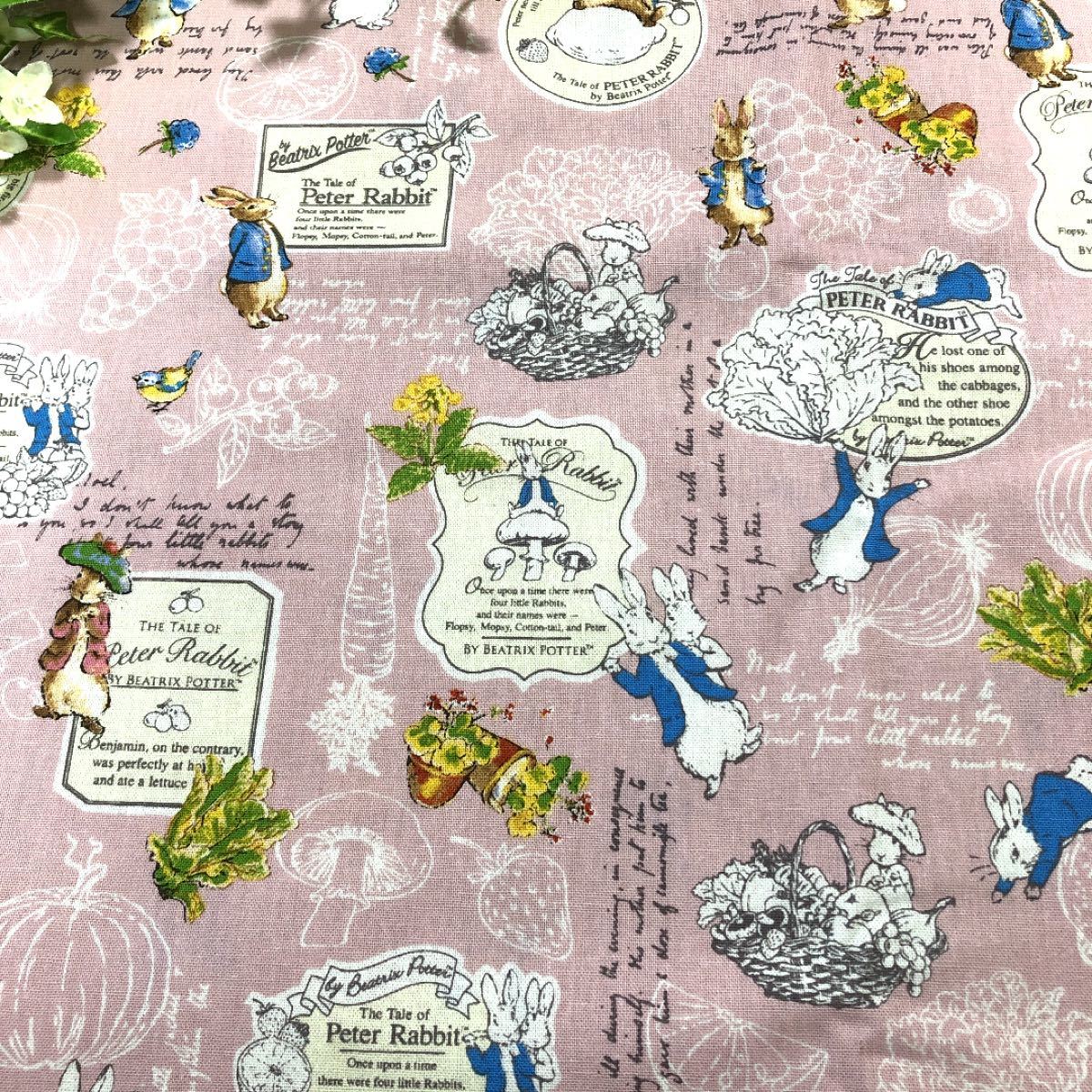 ハギレ　 ピーターラビット (フルーツベジ) ペールピンク　綿麻キャンバス 生地　110 × 50cm  カットクロス　うさぎ　