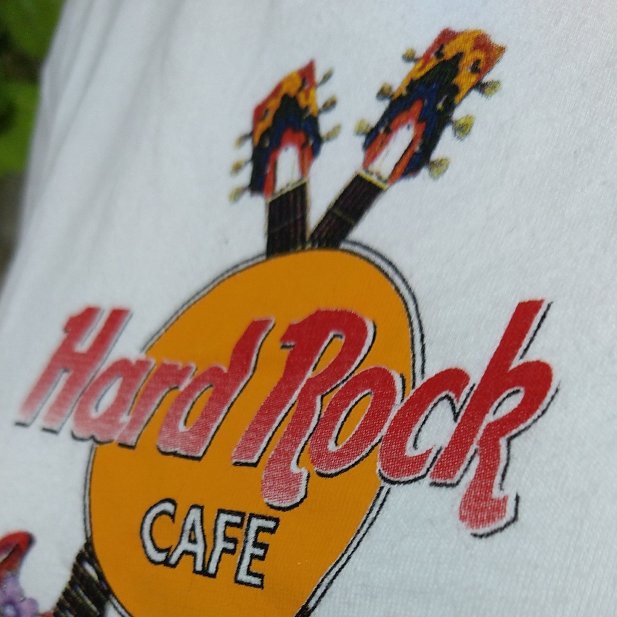 ハードロックカフェ半袖TシャツM　白「GUAM」ツインギターにラメがきれいなお花プリント♪　可愛い！　Hard Rock Cafe