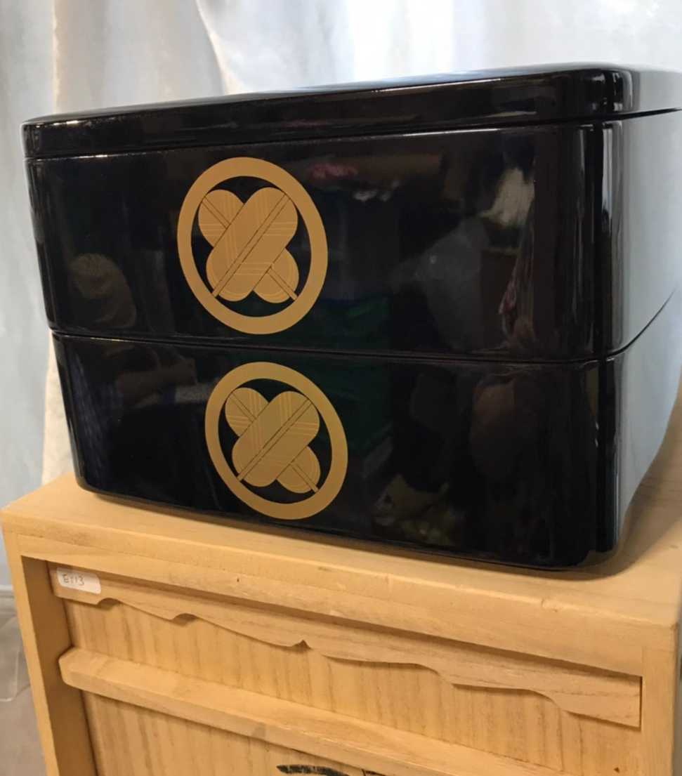 漆器・蒔絵】輪島塗金蒔絵鷹の羽文二段重 丸に違い鷹の羽家紋 共箱 重箱 ディスプレイ用品 インテリア用品 骨董品 アンティーク 家紋入 65三段重(台付き) 黒内朱 1組:木製漆塗り 和食器 お正月 高級 御祝 記念品 プレゼント ギフト