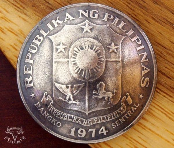 ◆コンチョ ネジ式　フィリピン　1ペソ　盾　32.5mm 大きめ　本物コイン_画像1
