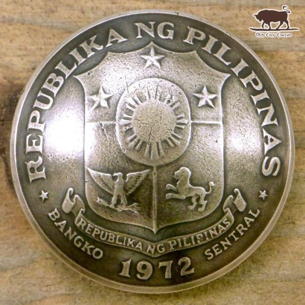 ▲コンチョ ネジ式　フィリピン　1ペソ　盾　32.5mm　ネジ ボタン コイン パーツ_画像1