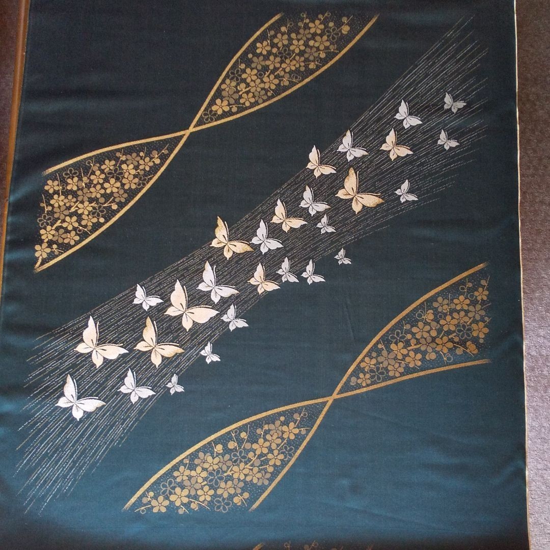 生地　座布団用　タペストリー用　グリーン　蝶と花 ハギレ 古布 綿 黒留袖