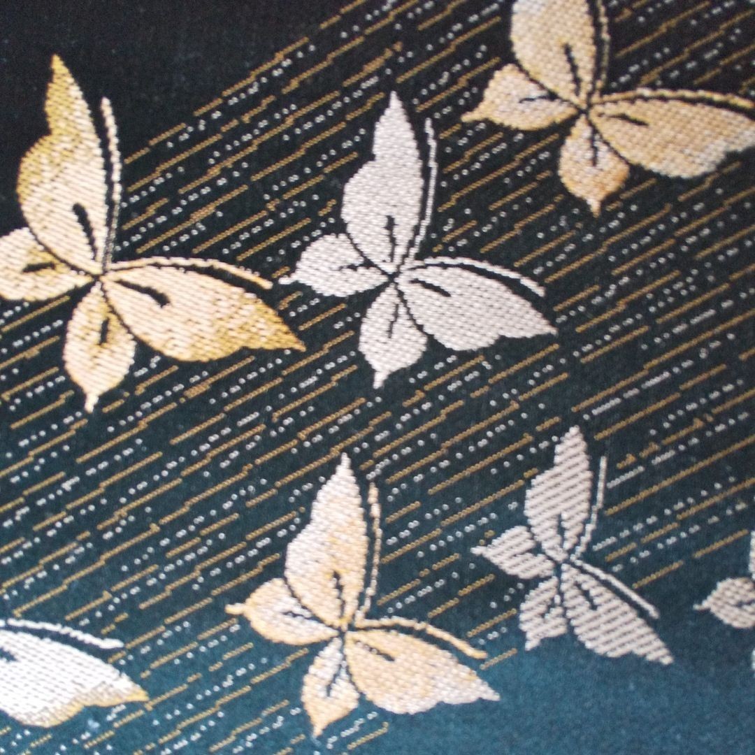 生地　座布団用　タペストリー用　グリーン　蝶と花 ハギレ 古布 綿 黒留袖
