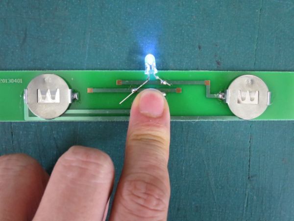 送料無料□ジャンク品■LED基盤+UV-LED素子 20個 ボタン電池2個必要 電池付属 自由研究 簡易実験 学習 電気 勉強 工作 仕組 DIY_点灯後