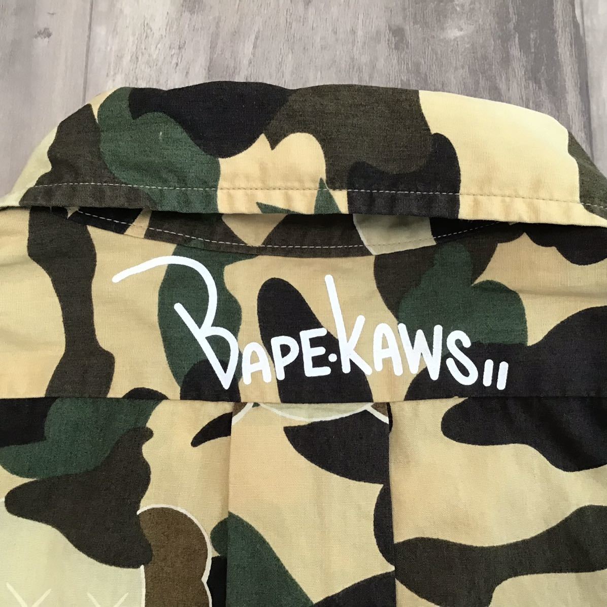 ★激レア★ kaws bendy 1st camo yellow 半袖シャツ Mサイズ a bathing ape bape カウズ エイプ ベイプ アベイシングエイプ 迷彩 nigo 78v_画像4