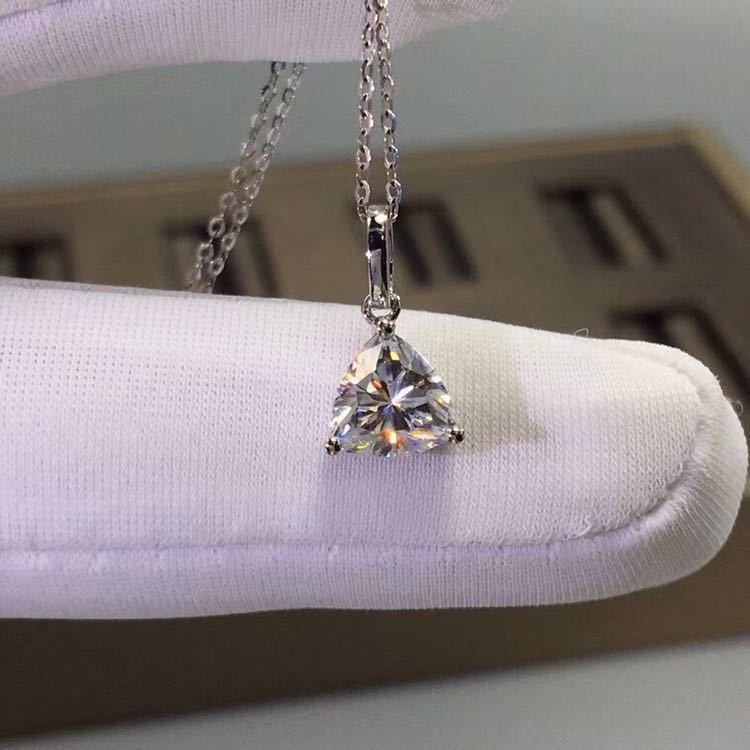 しくお】 バラのモダンなデザインにダイヤモンドが輝くネックレス 40cm