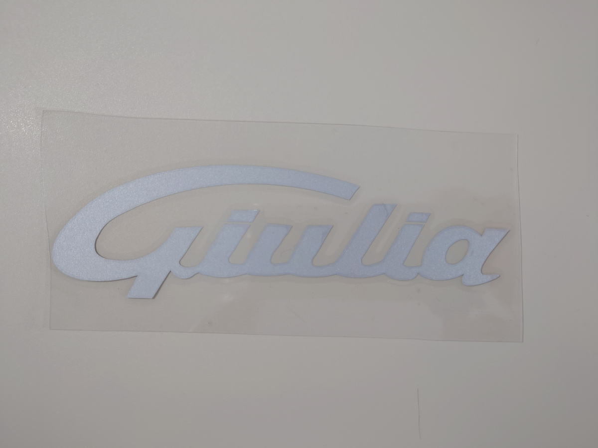 アルファロメオ 新型ジュリア(952)向け 筆記体「Giulia」GTA/m 純正デザインタイプ 切抜き文字 リアエンブレムステッカー 色：銀_画像1