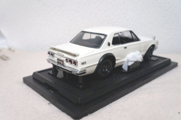 京商 日産 スカイライン 2000GT-R (KPGC10) 1/18 ミニカー 白 ハコスカ_画像2