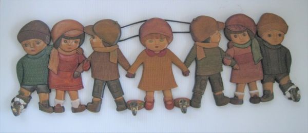 【N12R3715】ハンドメイド　木彫りのハンガーフック　壁掛け　男の子と女の子　壁飾り　サイズ：約51×72㎝_画像1