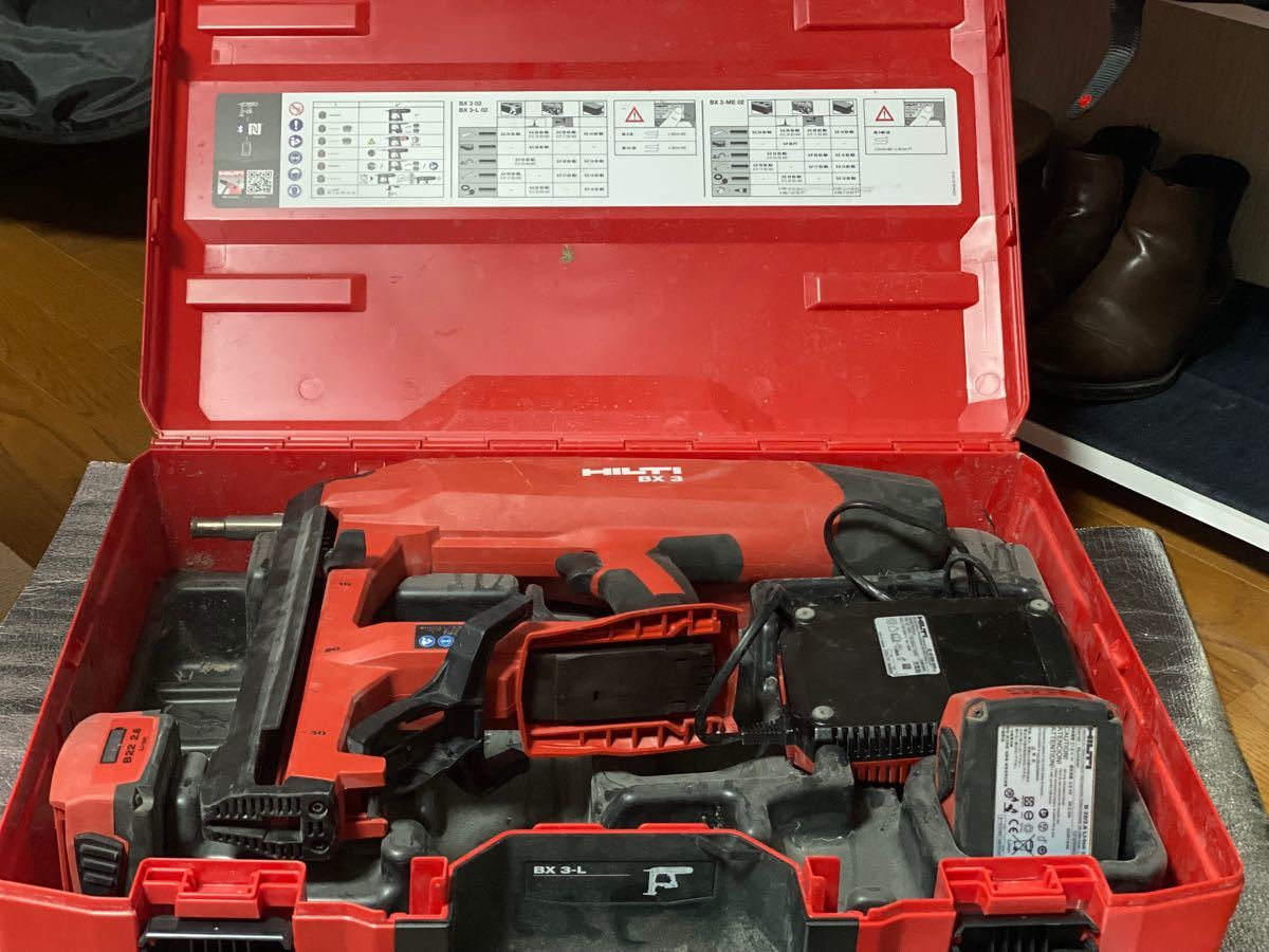 ヒルティ バッテリー2個 充電式鋲打ち機 BX3L02 充電器 美品 ヒルティ バッテリー2個 充電式鋲打ち機 BX3L02 充電器 美品