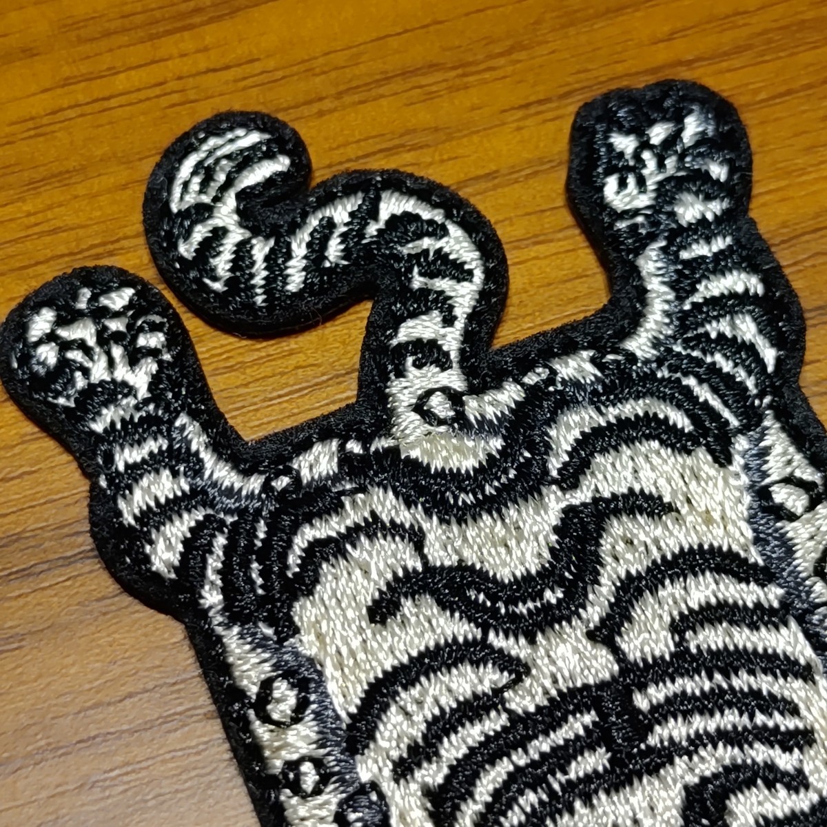 タイガー シルバー 刺繍 アイロンワッペン