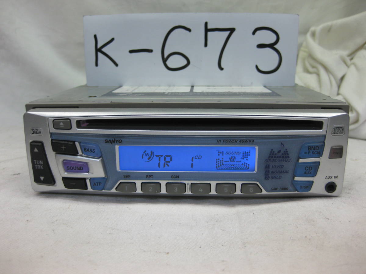 K-673　SANYO　サンヨー　CDF-R880　フロント AUX　1Dサイズ　CDデッキ　故障品_画像1