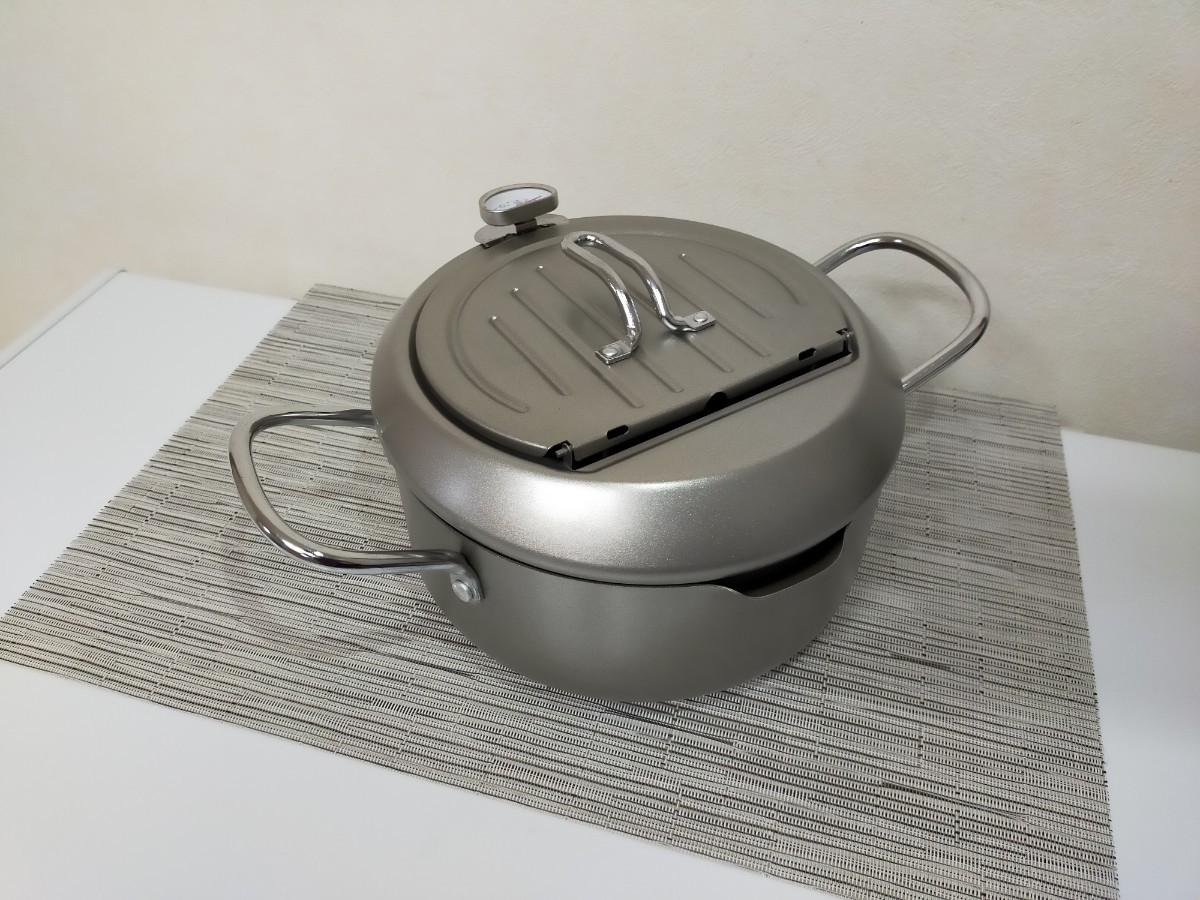 超便利　天ぷら鍋 鉄製 温度計付 揚げ鍋20cm バット蓋付  シルバー