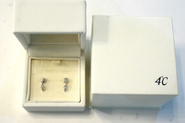 ○新品同様 ヨンドシー 4℃ K10WG ホワイトゴールド ムーンストーン ダイヤ ピアス 0.8g Z0187