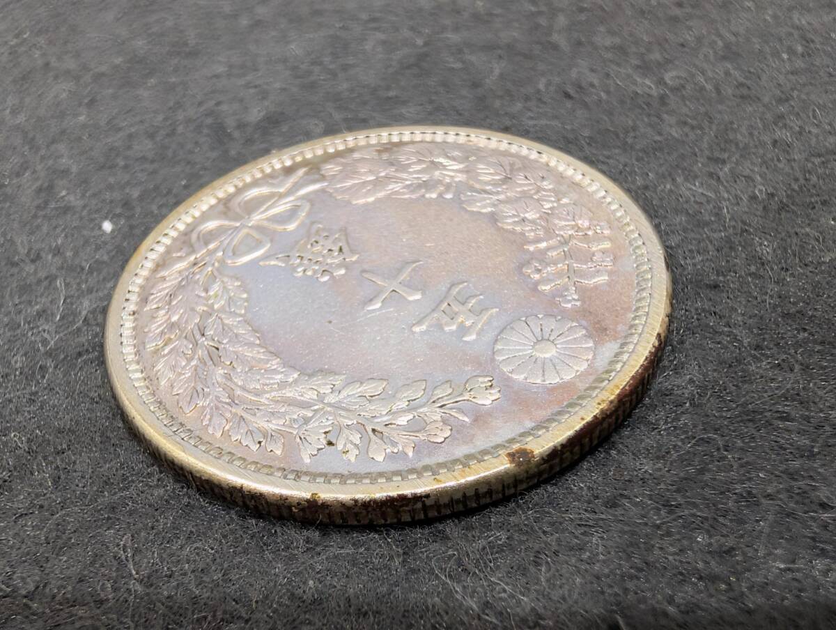 ☆竜50銭銀貨 明治38年 下切 直径 約30.9mm 重量 約13.4g 古銭 近代貨幣 旧貨幣 硬貨 銀800 アンティーク シルバー コイン 現状品_画像3