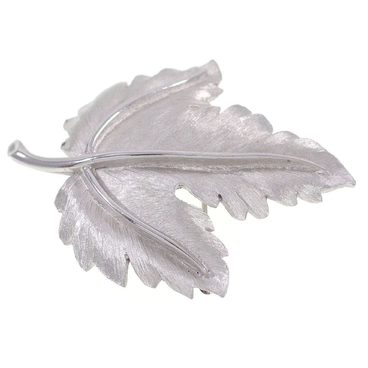 A7176*[CROWN TRIFARI]* beautiful goods * Maple leaf * matted tone silver color. leaf ..* Vintage brooch * 1950s~1960s *