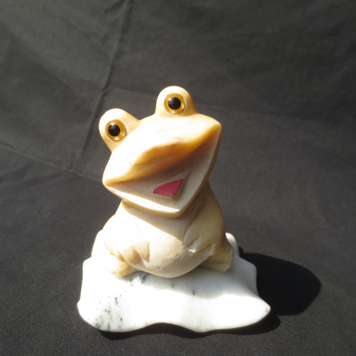 蛙 かえる カエル ひょうきん かわいい Frog 置物 置き物 雑貨 御影石のオブジェ 石のフロッグ 送料無料 KA08