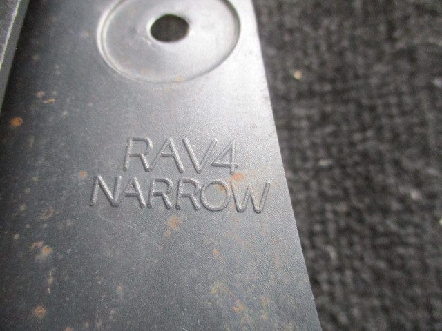 ★⑲R3G5682　RAV-4左ハンドル車　純正泥除け２個セット　マッドガード　修理等に_画像3