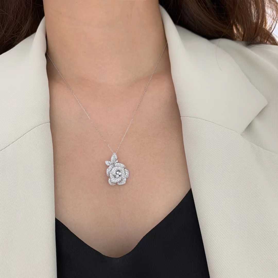 2022年春の 花モチーフ 天然ダイヤモンドペンダント0.73ct k18 ...