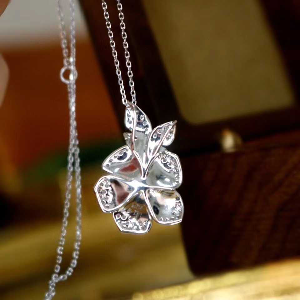 2022年春の 花モチーフ 天然ダイヤモンドペンダント0.73ct k18 ...