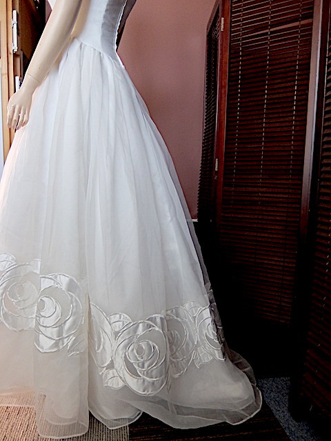 M9976) 白ウエディングドレス　パーティードレス　W70　スカート丈70（後裾丈144）_画像2