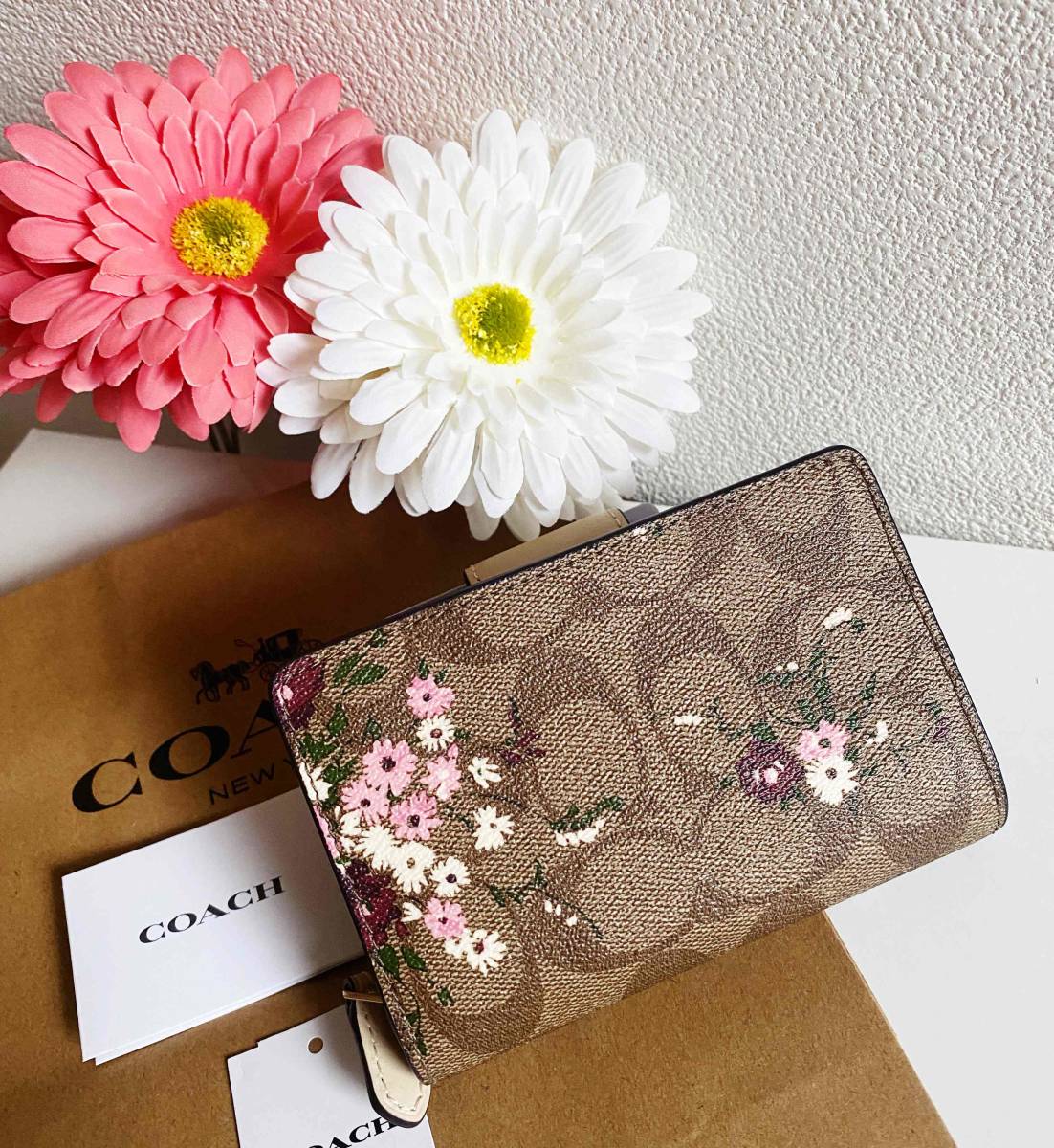 コーチCOACH最新作二つ折りミニ財布♡花柄フラワー×シグネチャーフローラル