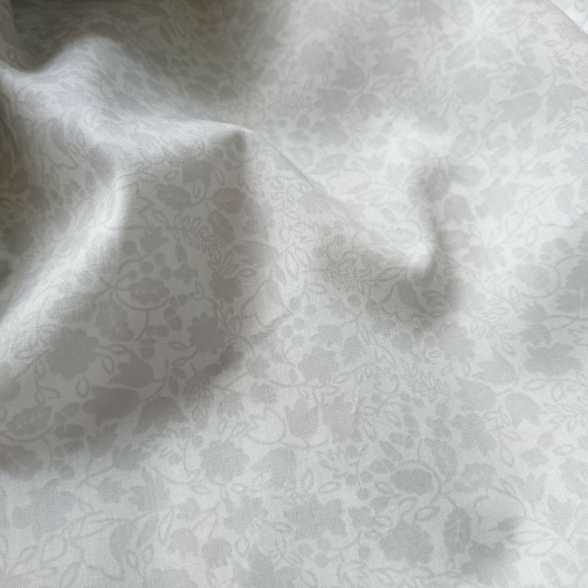 はぎれ生地(131) 約25㎝×110㎝ 綿100 薄手　透かし絵風なボタニカル柄　美品