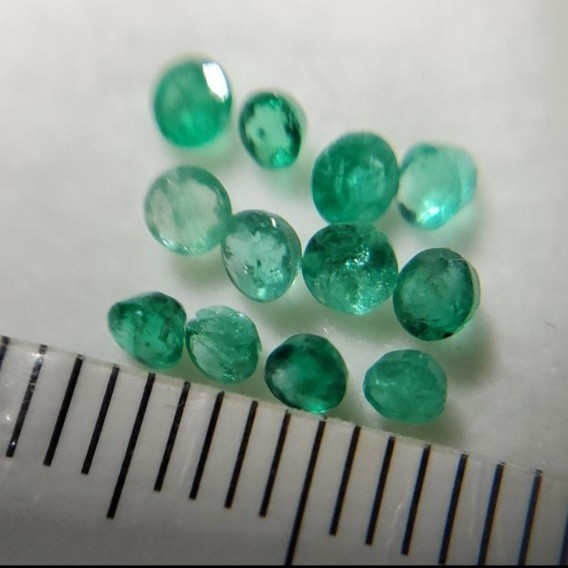 高品質!レア 天然蛍光エメラルドルース 0.888ct 人気急上昇