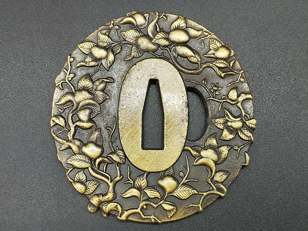 金工鍔 波に紅葉図 美しい細密彫り 鐔 日本刀 刀 刀装具 時代物 真剣