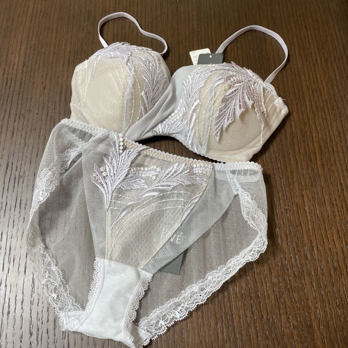 ワコール スタディオファイブ ブラジャー&ショーツ(¥10,800) dofeli.com
