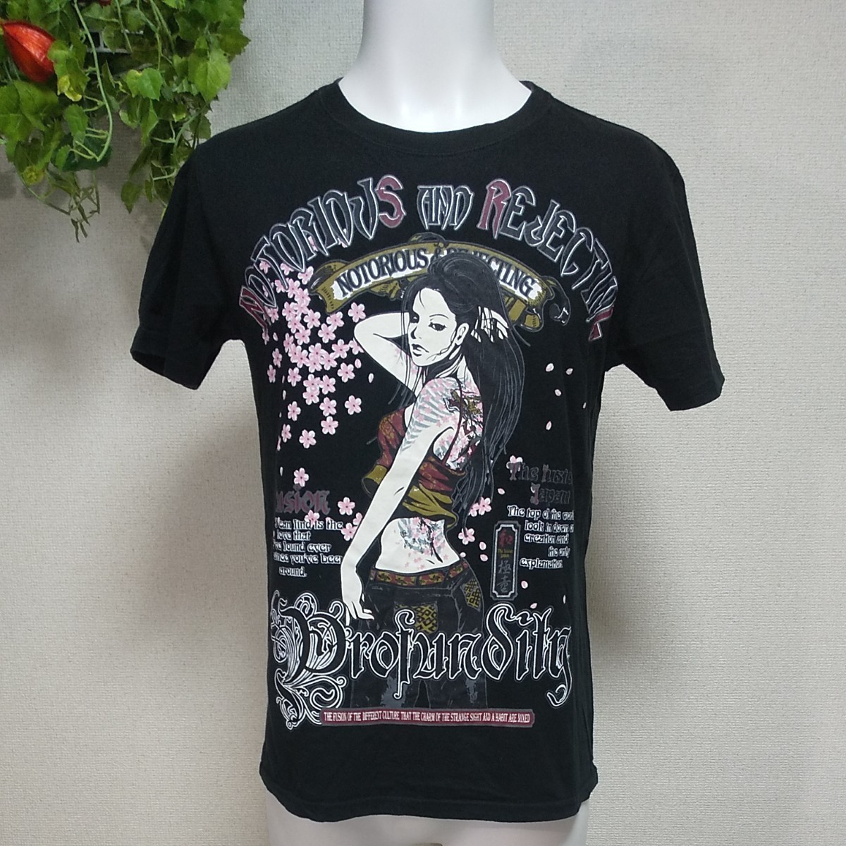 タトゥーガールプリント半袖TシャツS 黒 THE FUSION JAPAN 桜と龍ドラゴンが彫られた和柄Tattooセクシー 希少 タトゥーガールプリント半袖TシャツS 黒 THE FUSION JAPAN 桜と龍ドラゴンが彫られた和柄Tattooセクシー 希少