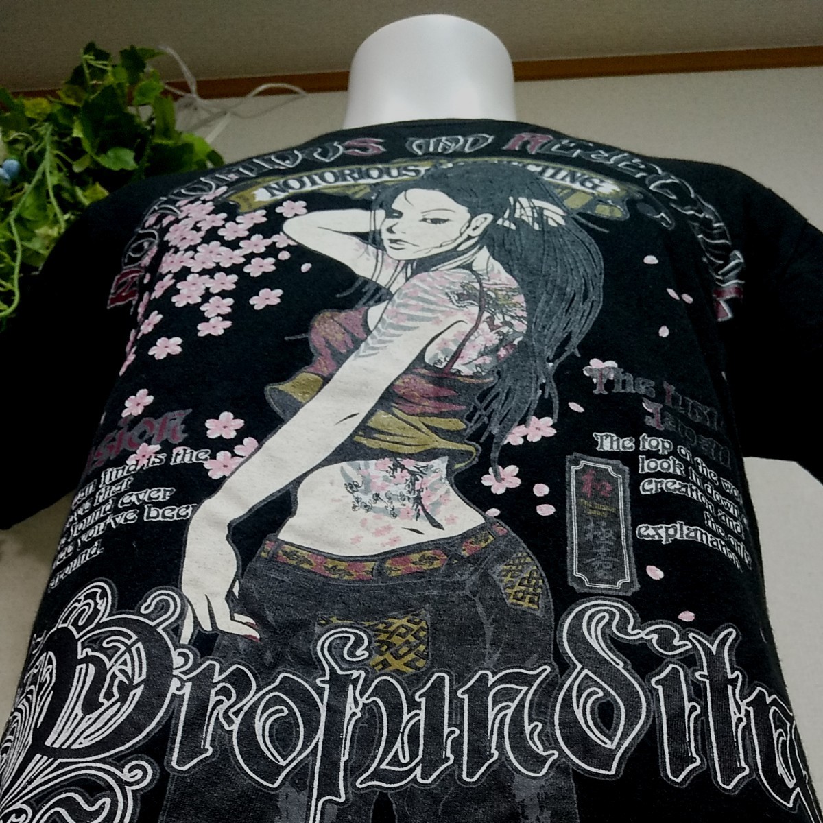 タトゥーガールプリント半袖TシャツS 黒 THE FUSION JAPAN 桜と龍ドラゴンが彫られた和柄Tattooセクシー 希少 タトゥーガールプリント半袖TシャツS 黒 THE FUSION JAPAN 桜と龍ドラゴンが彫られた和柄Tattooセクシー 希少