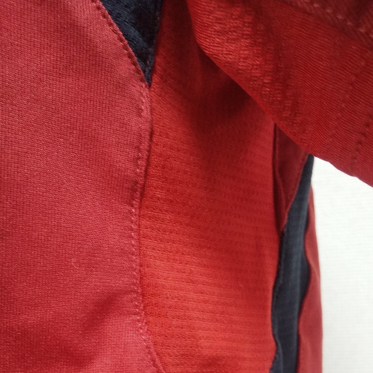 アディダス半袖TシャツS　赤　立体裁断で機能的&デザイン美　CLIMACOOL涼しく吸汗速乾ポリエステル×２色メッシュadidas
