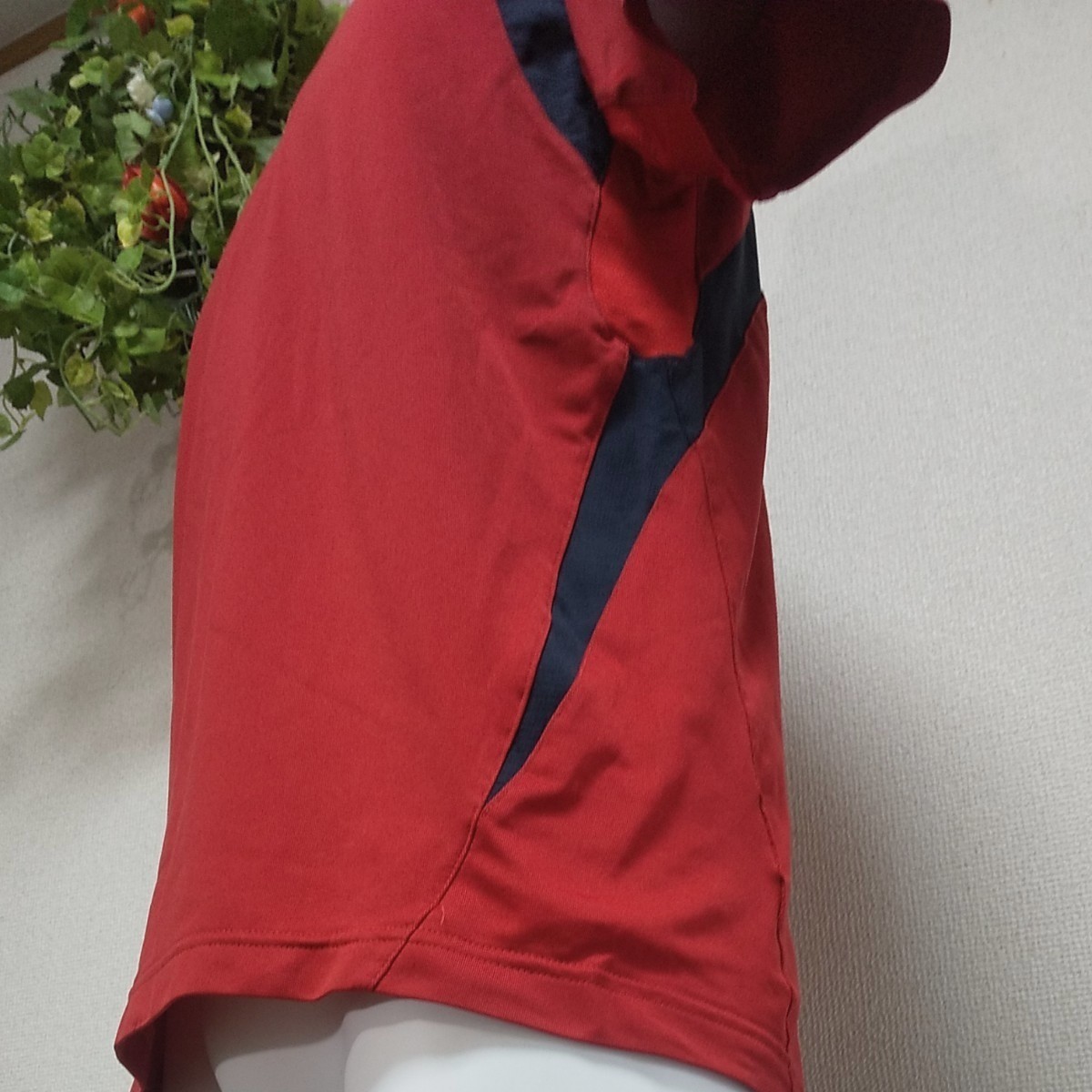 アディダス半袖TシャツS　赤　立体裁断で機能的&デザイン美　CLIMACOOL涼しく吸汗速乾ポリエステル×２色メッシュadidas