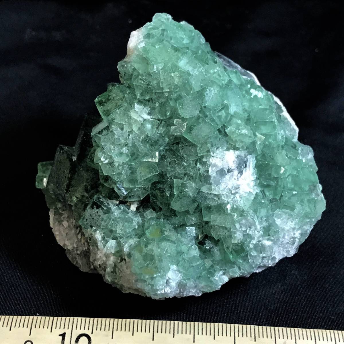 緑色六面体蛍石・326g（マダガスカル産鉱物標本）_画像2