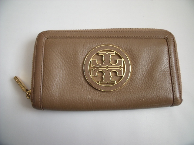 美品 ◆ TORY BURCH ◆ トリーバーチ ◆ ラウンドファスナー 長財布◆ ロゴ入り ラム革 レザー製◆ ライトグレー系 ◆ 送料無料！！_ゴールド色　大きめ ロゴプレートが 上品♪