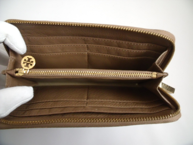 美品 ◆ TORY BURCH ◆ トリーバーチ ◆ ラウンドファスナー 長財布◆ ロゴ入り ラム革 レザー製◆ ライトグレー系 ◆ 送料無料！！_内側にも トリーバーチ ロゴ型 金具 付き♪