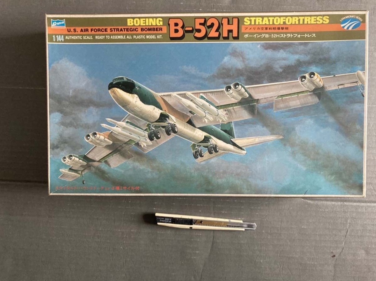 B-52H 爆撃機　1/ 144 クラウン　　＆JPN_画像1