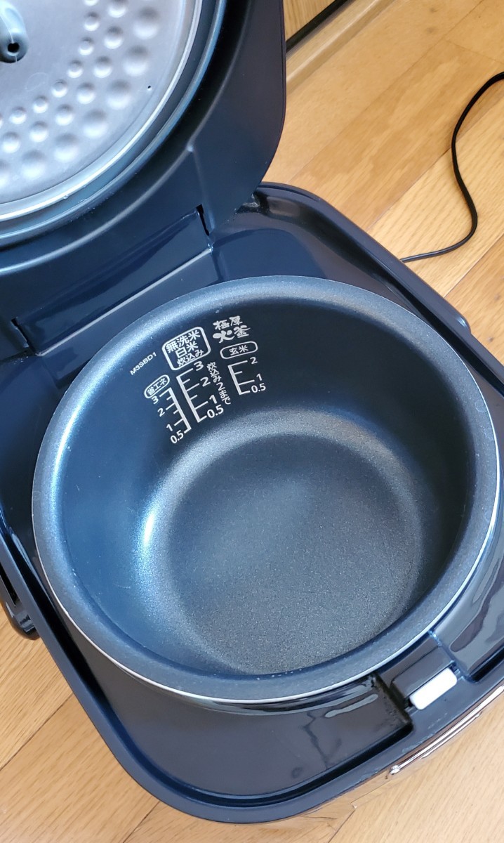 アイリスオーヤマ 　炊飯器　 3合炊き　2019年製　家電品　