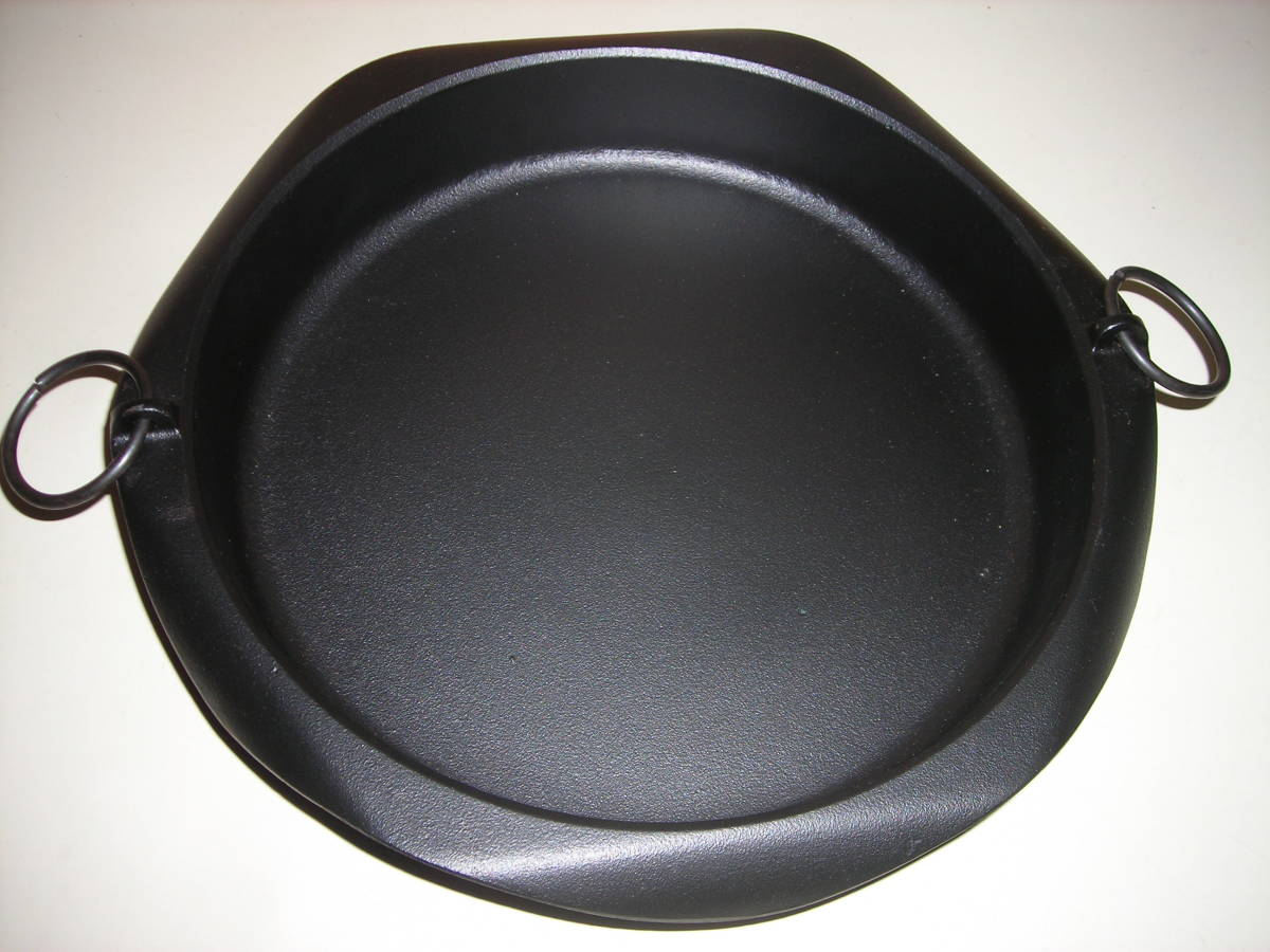 R3 08* south part iron vessel rock . saucepan for sukiyaki inside diameter : approximately 24cm height : approximately 5.0cm