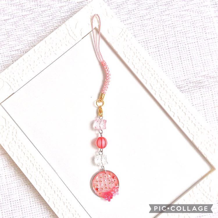 ☆和風ストラップ 赤☆ レッド レジン 花フラワー アクリルビーズ キーホルダー バッグチャーム ハンドメイド キューブ フロストライン