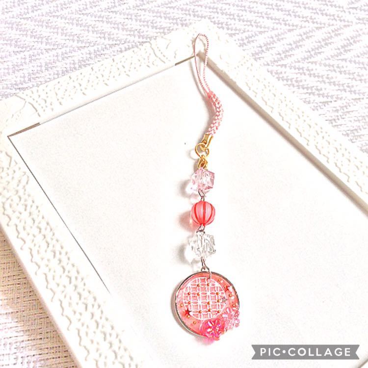 ☆和風ストラップ 赤☆ レッド レジン 花フラワー アクリルビーズ キーホルダー バッグチャーム ハンドメイド キューブ フロストライン