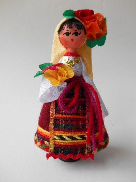 4円 お得なキャンペーンを実施中 ブルガリア 人形 民族衣装 女の子 ローズエッセンス付き