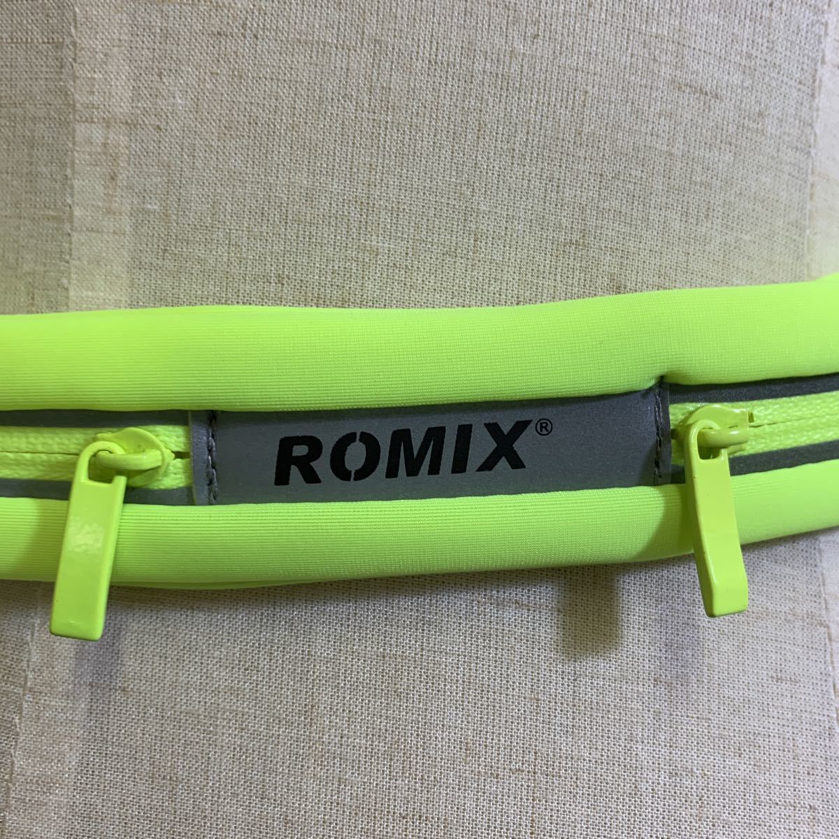 【新品】ROMIX(ロミックス) ランナーウエストポーチ★２つポケット★イエロー★サイズＦ★防水・防汗機能★調整可能ベルト　ランニング_画像6