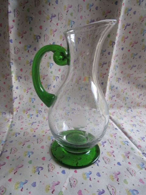A　「ハンドメイド　ガラスの水差し　グリーンの取手にチューリップ柄のカット付き～高さ２２ｃｍ」～箱なし　ルーマニア製　　　　　