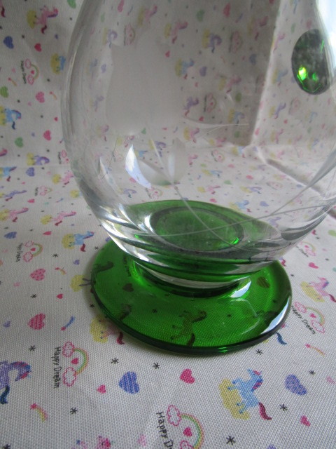 A　「ハンドメイド　ガラスの水差し　グリーンの取手にチューリップ柄のカット付き～高さ２２ｃｍ」～箱なし　ルーマニア製　　　　　