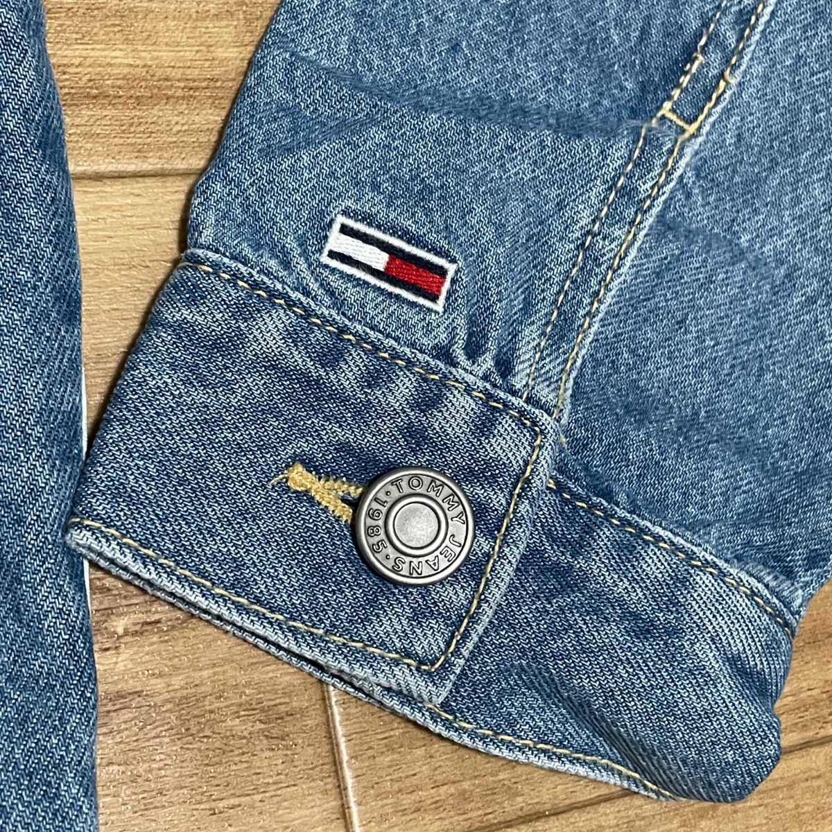 【TOMMY JEANS】 トミージーンズ USA正規品 デニムジャケット フラッグロゴ 刺繍フラッグ 背面全面ブランドカラー 胸ポケット ＜Ｌ＞_画像4