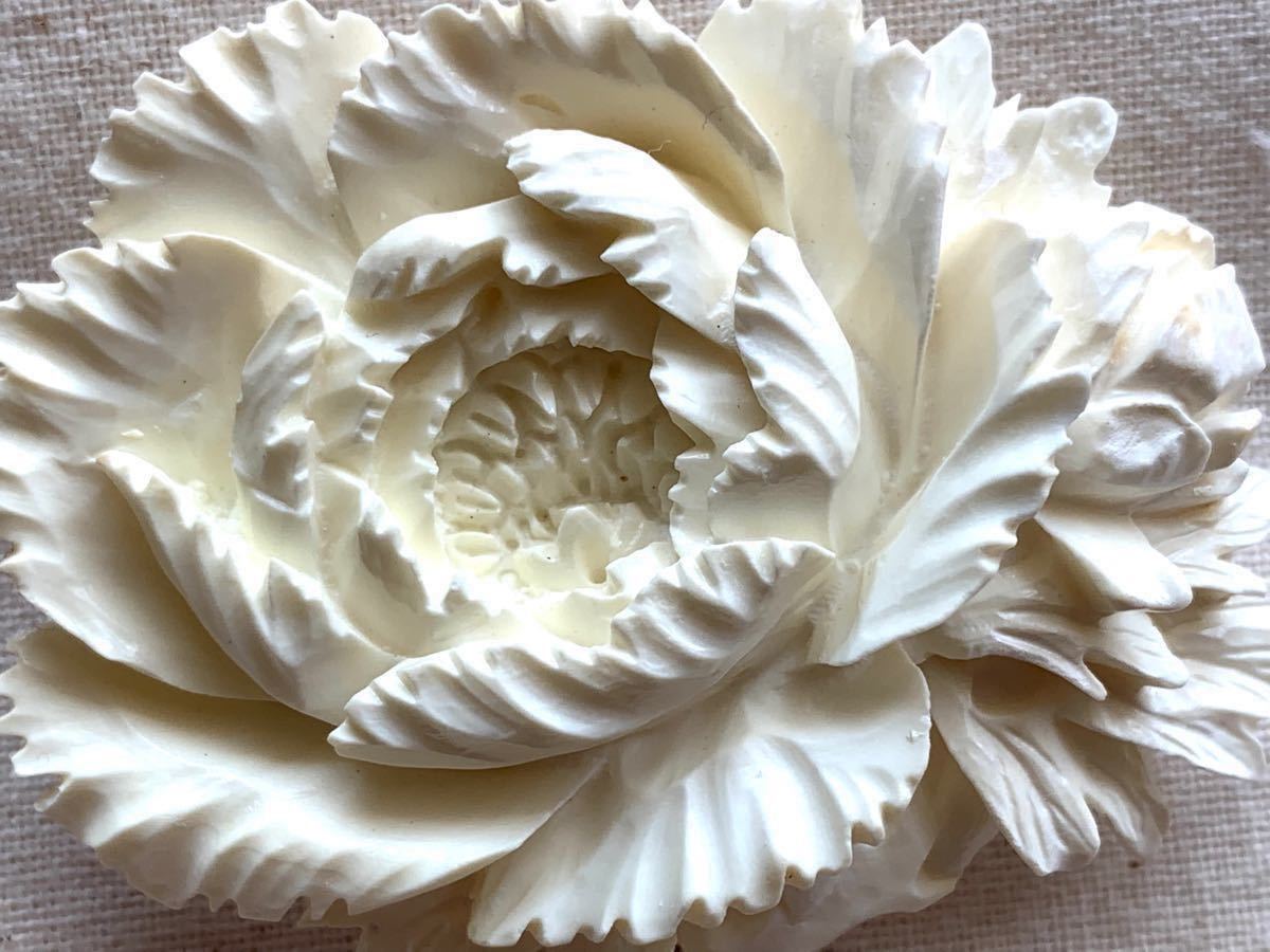 NO.814 象牙色(オフホワイト)牡丹の花 彫刻の帯留め 天然素材？(帯留 帯飾り 和装小物 )ハンドメイド品
