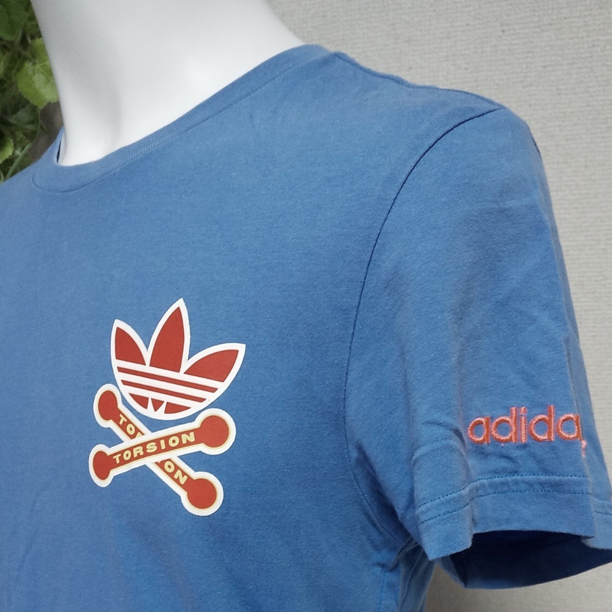 アディダス半袖TシャツXS　ブルー/白/ピンク３色切替♪　三つ葉トレフォイルプリント adidas刺繍が素敵です！　少し斜行あり